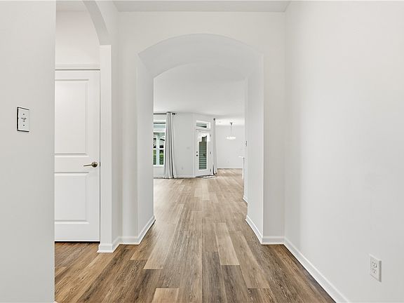 5th image of 211 Bridle Ln