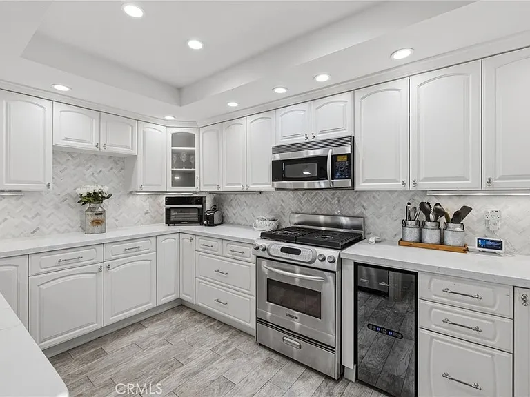 17106 Burbank Blvd — Photo 10