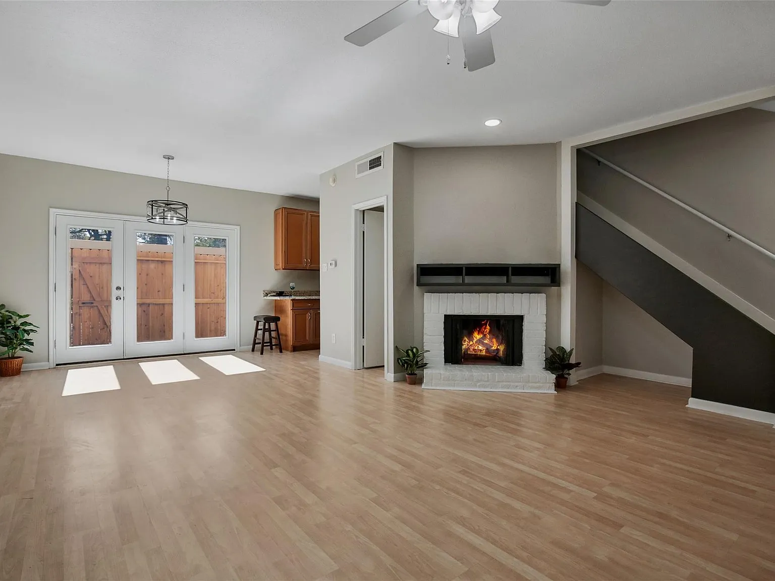 1 bed, 1.5 bath, 1000 sqft, $1,595 — Photo 2