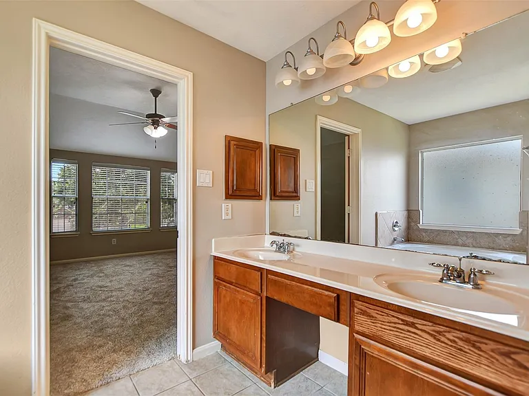 5410 Spring Oak Dr — Photo 33