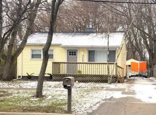 9064 Westlake St, Taylor, MI 48180