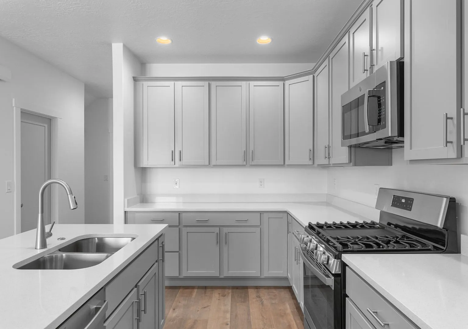 1 Month Free Rent- 3 Bed 2.5 Bath South Jordan Townhome Available Now! — Photo 1