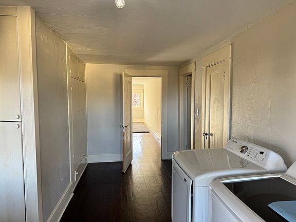 Entry/laundry