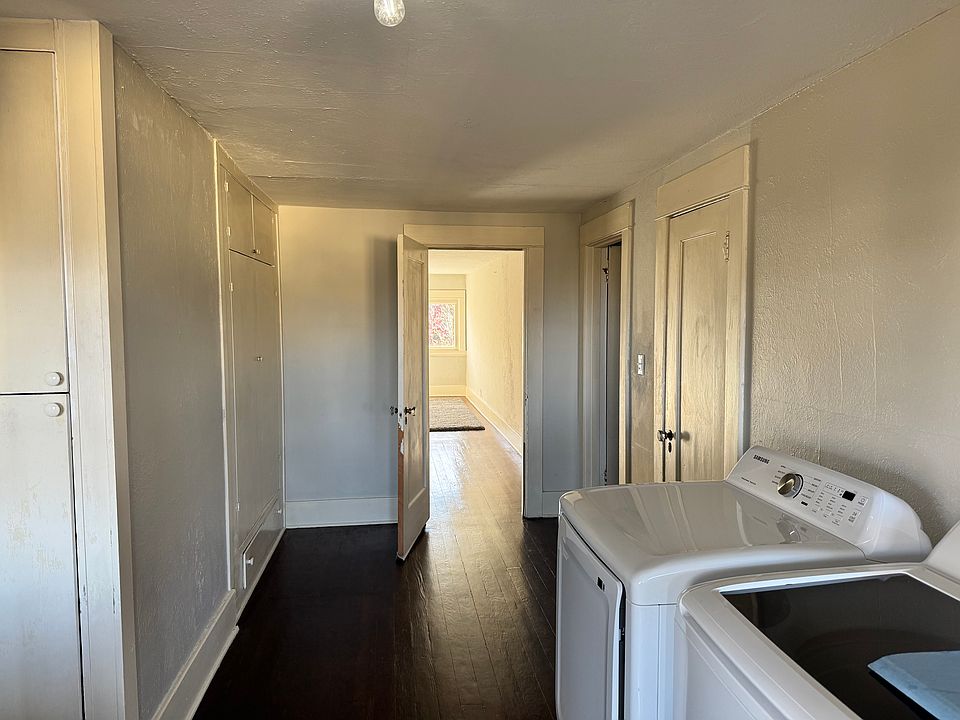 Entry/laundry