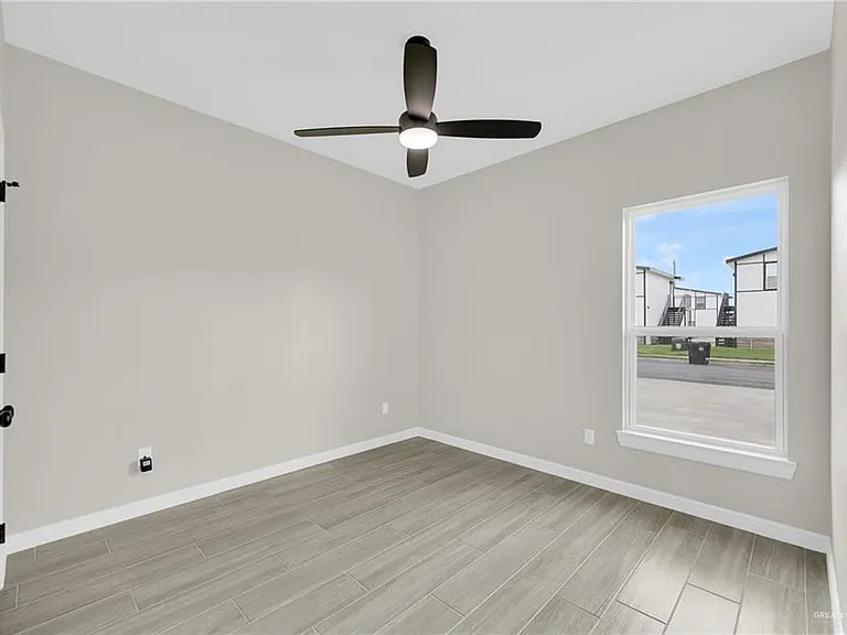 905 Crestview St #2 — Photo 9