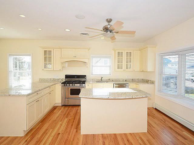 1st image of 841 W Bay Dr