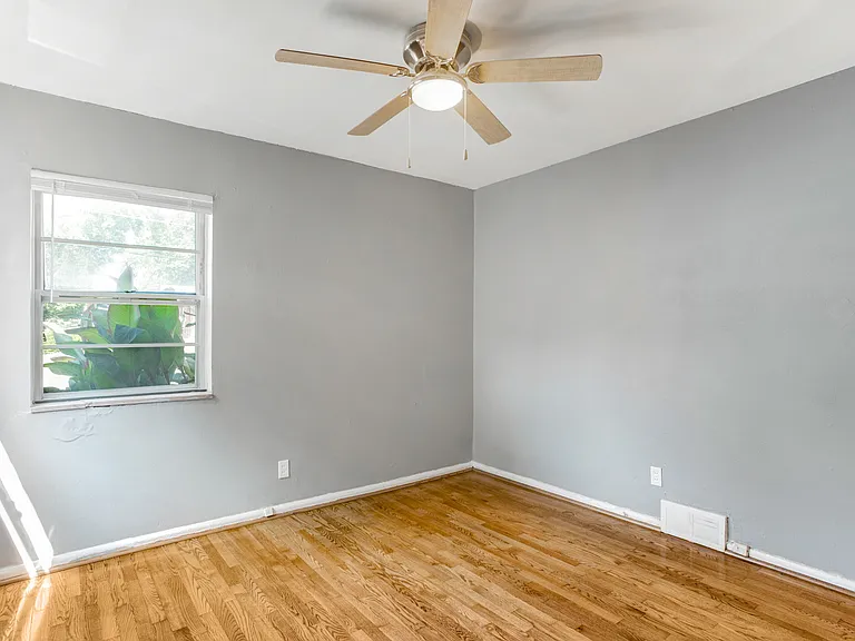 1304 Grant Dr — Photo 6