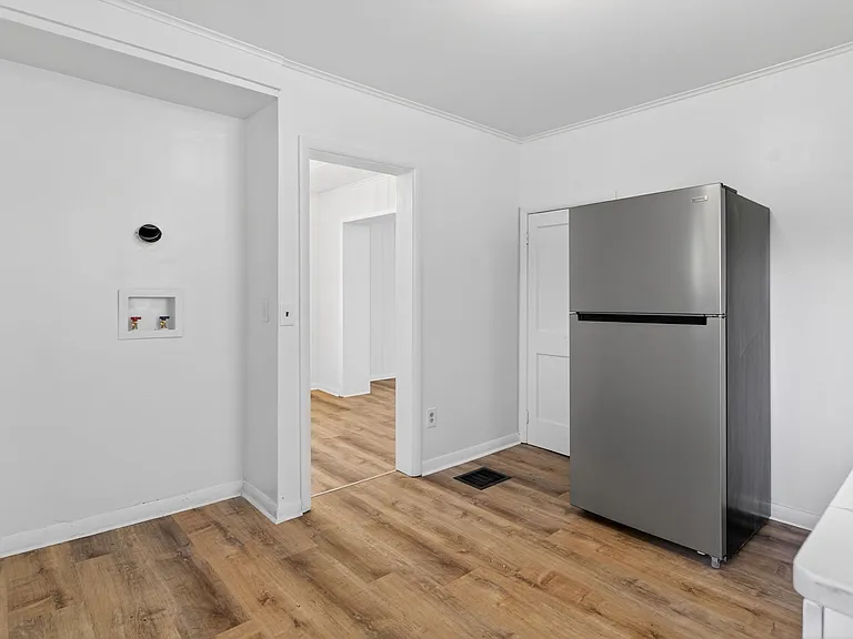 721 W Court St — Photo 4