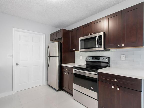 3rd image of 9611 Saddlebrook Dr