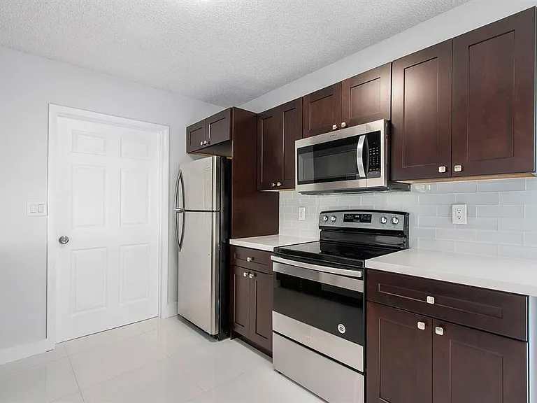 9611 Saddlebrook Dr — Photo 3