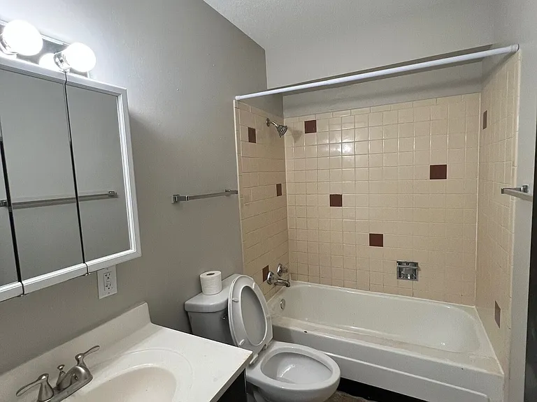 2800 30th St #11 — Photo 7