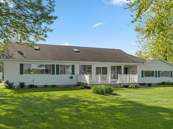 251 E Lakeview Dr, Wawaka, IN 46794