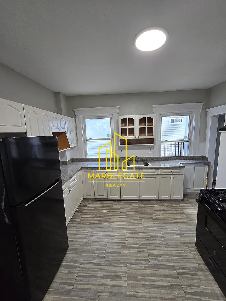 3 bed, 1050 sqft, $2,150 — Photo 2