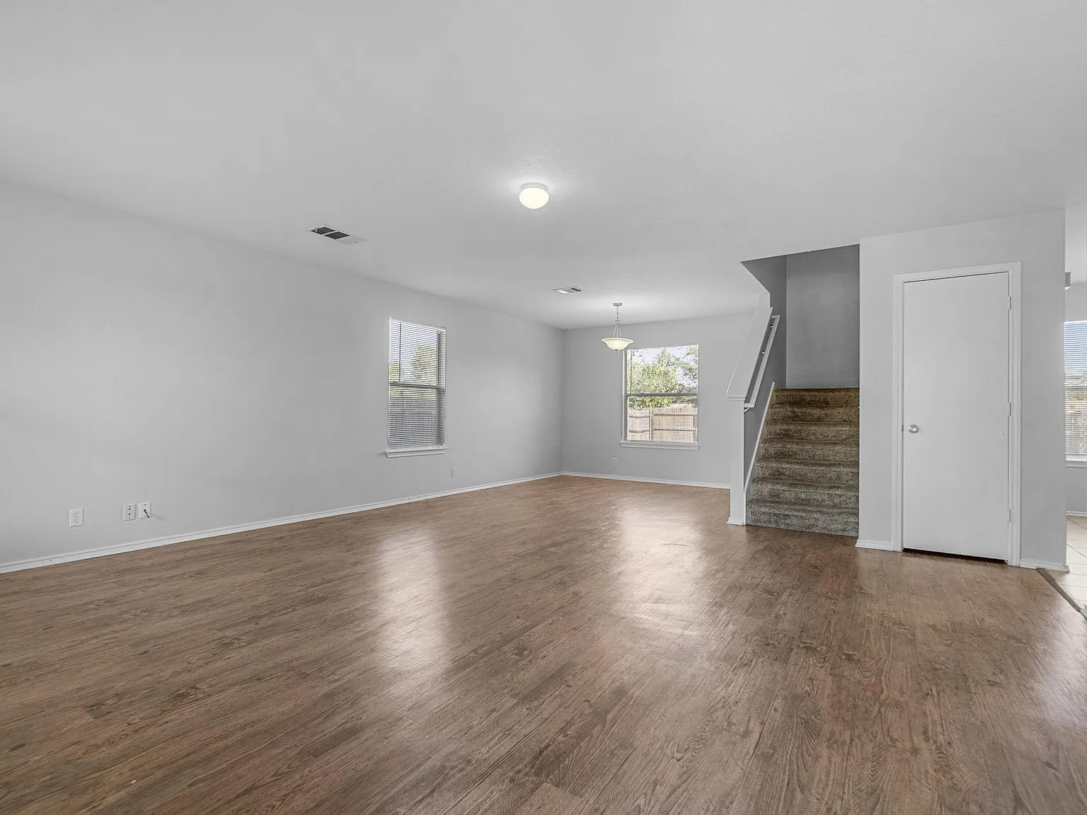 3 bed, 2.5 bath, 1710 sqft, $1,800 — Photo 3