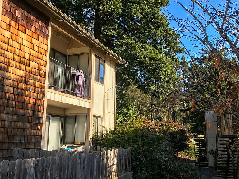423-425 Bayside Ct — Photo 5