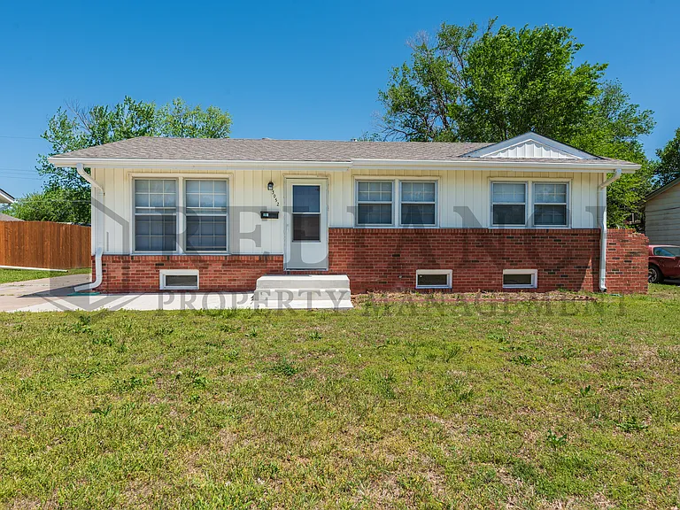 3052 S Bonn Ave — Photo 1