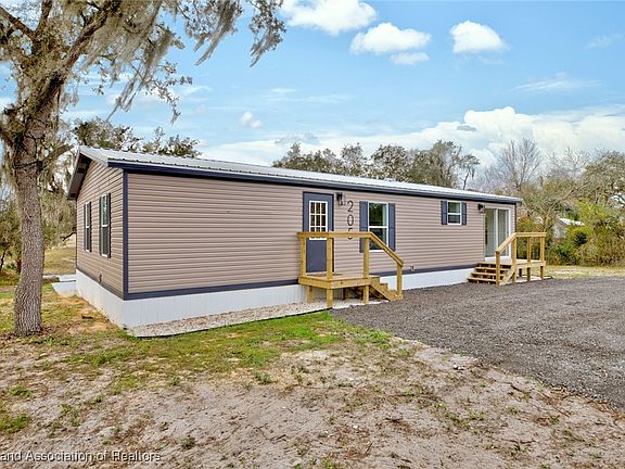 4th image of 205 Oakwood Ln