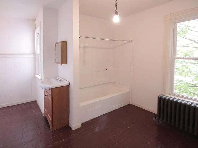 401 Franklin Ave — Photo 11