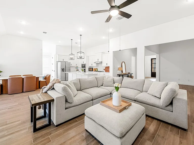1301 White Daisy Ln — Photo 1