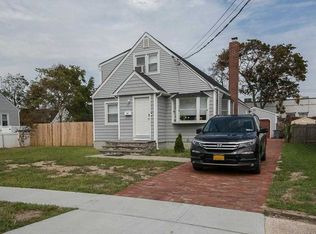 14 Beach Ave, Copiague, NY 11726