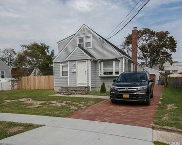 14 Beach Ave, Copiague, NY, 11726