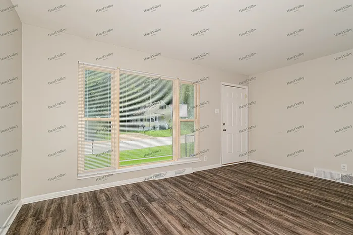 205 Flora Dr — Photo 5