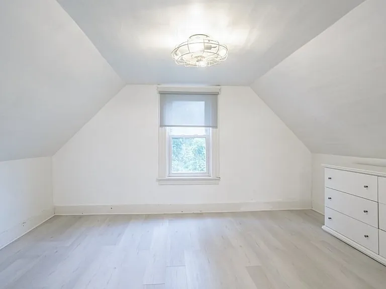208 Middlesex Rd — Photo 6