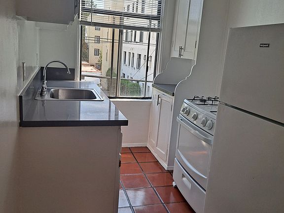 3rd image of 6228 De Longpre Ave #2B-1Ba-695Sqft