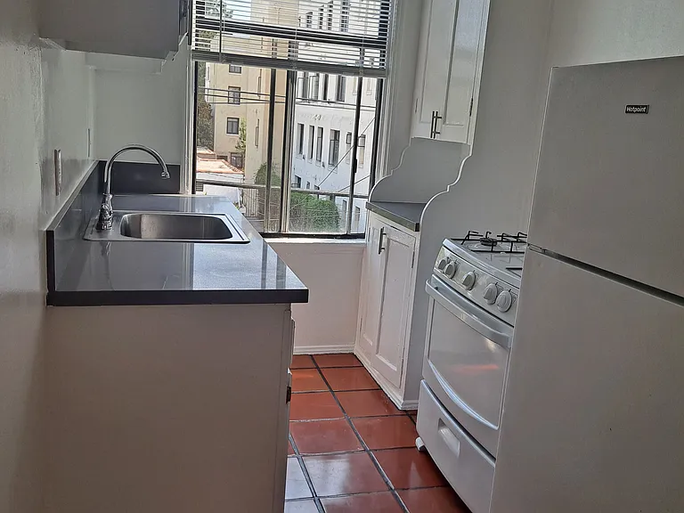 Hollywood Heritage Apartments — Photo 15