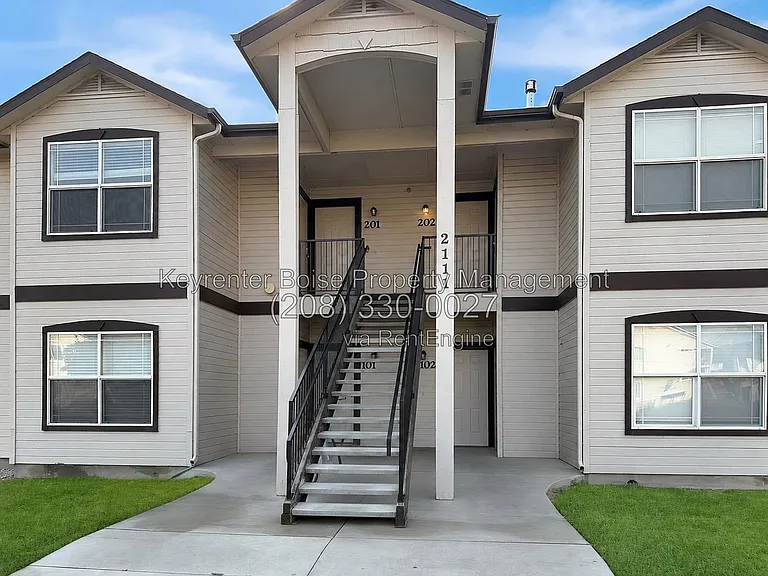 2111 E White Oak Ct #201 — Photo 1