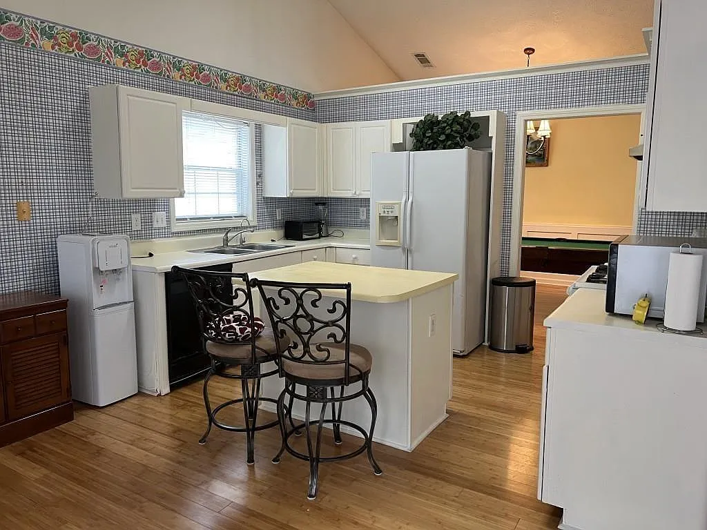 3 bed, 2.0 bath, 1766 sqft, $2,200 — Photo 4