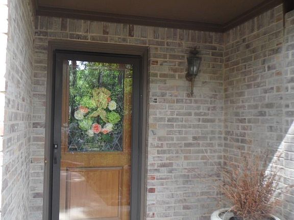 2nd image of 1614 Leisure Ln