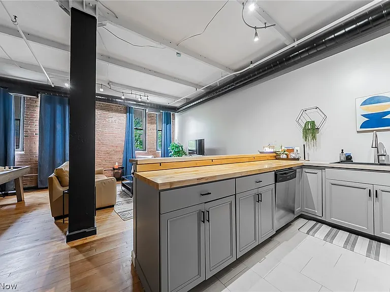 1133 W 9th St #305 — Photo 7