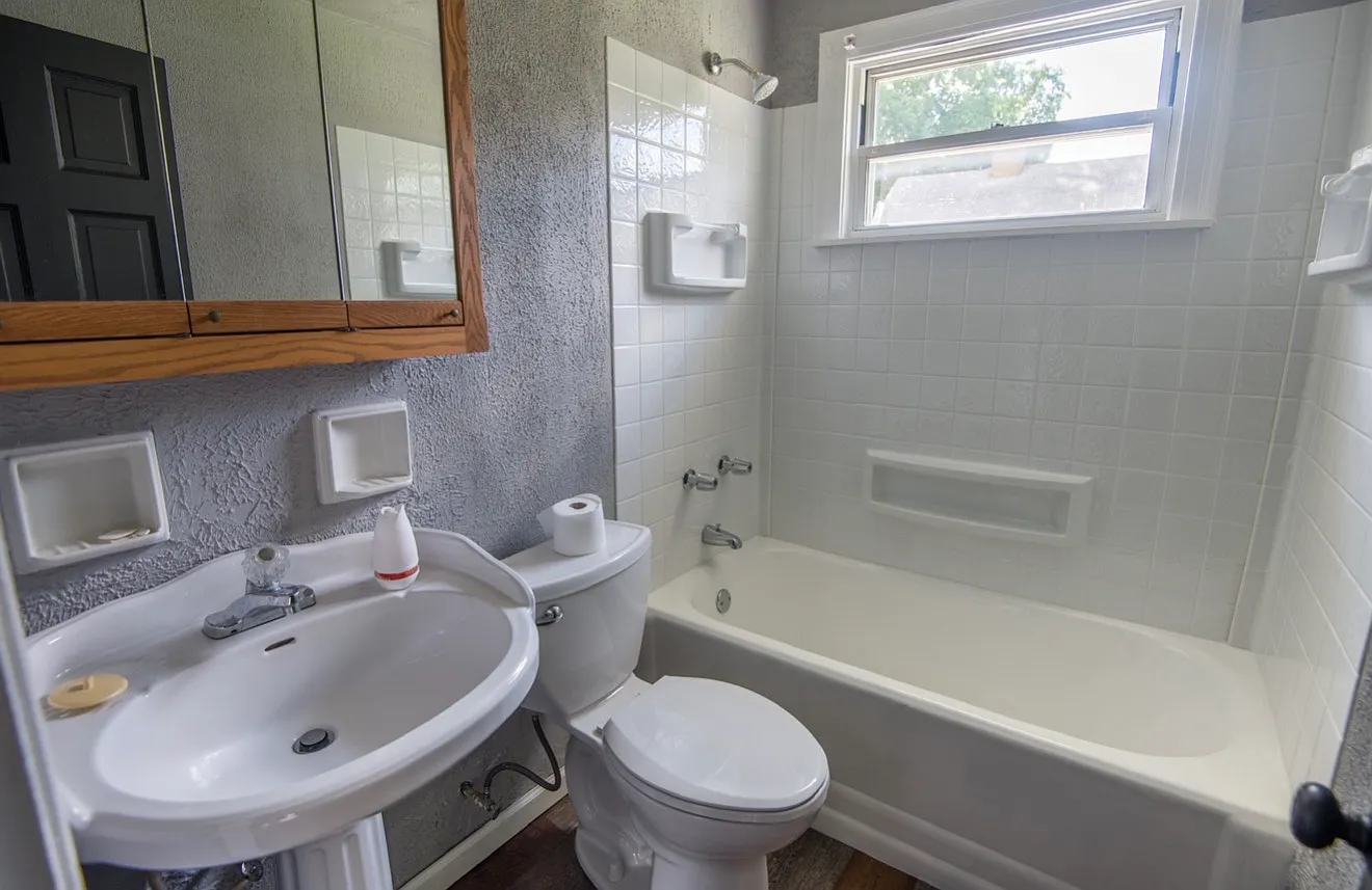 2 bed, 700 sqft, $1,200 — Photo 2