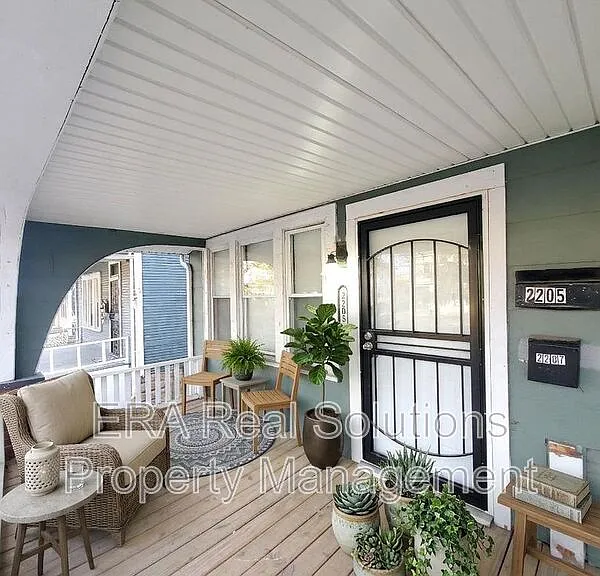 2205 W Sullivant Ave — Photo 2