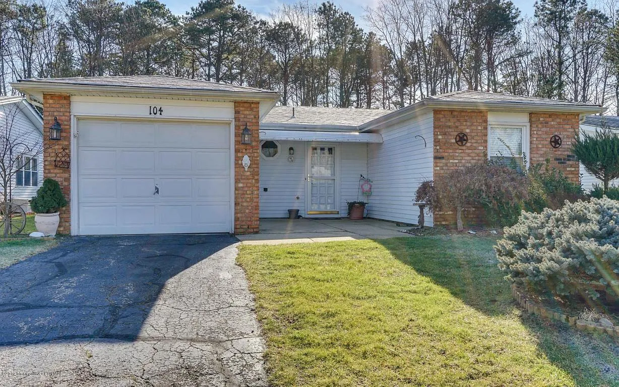 104 Courtshire Dr photo 1