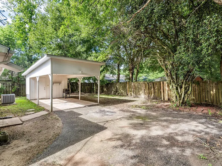 504 Farnell Ln — Photo 19