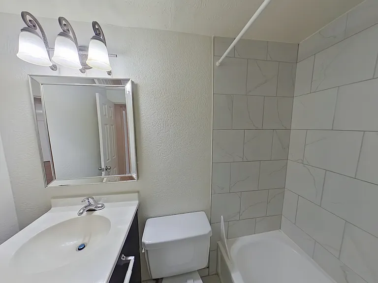 Canterbury Court Apartments — Photo 9