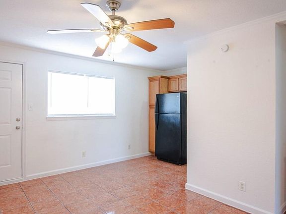 4th image of 1505 W Lovers Ln