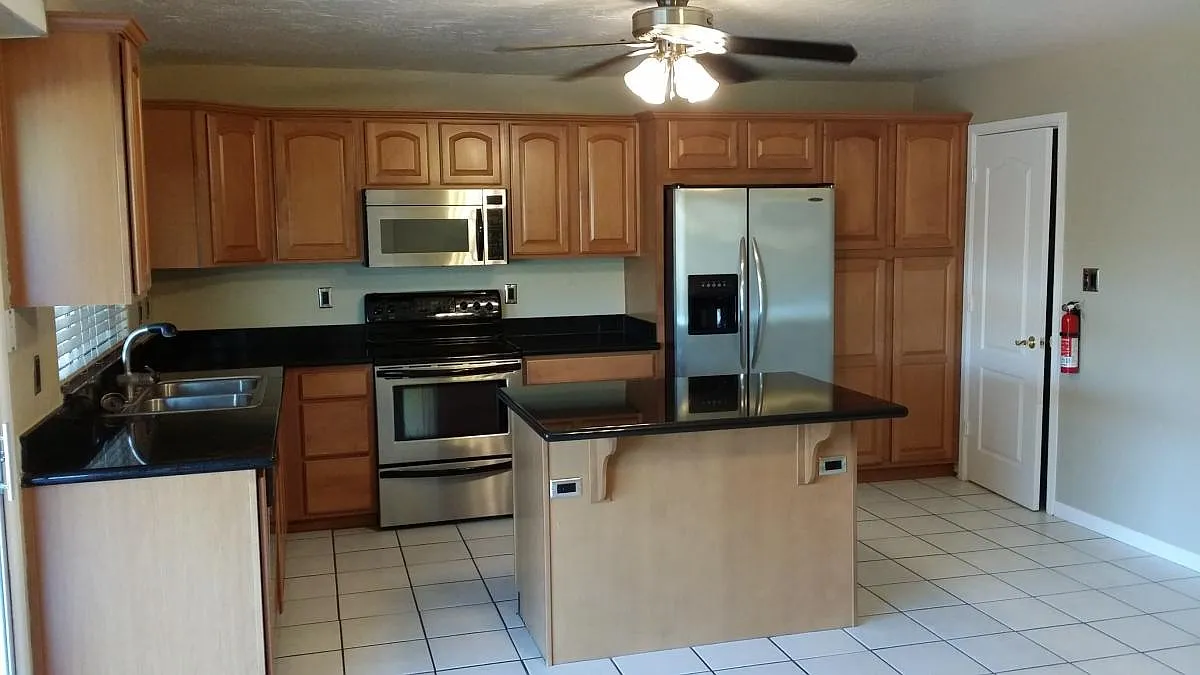 3 bed, 1600 sqft, $2,450 — Photo 2