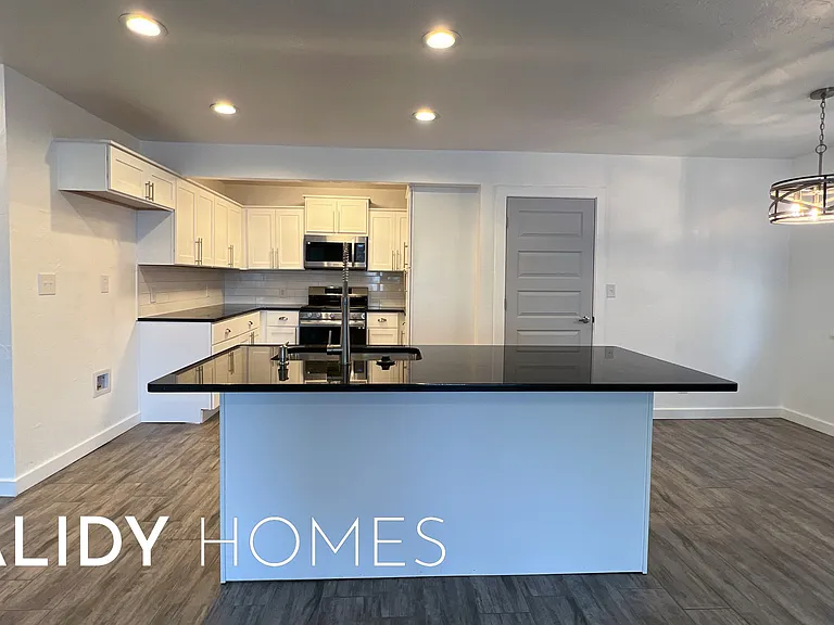 702 Amity Ln — Photo 11