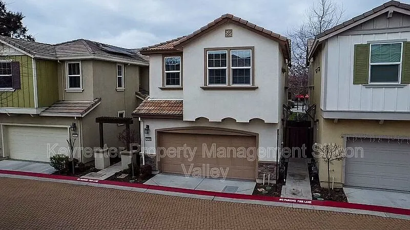 3 bed, 2.5 bath, 1632 sqft, $3,995 — Photo 2