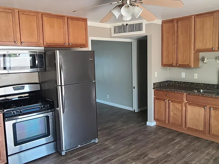 449 E Pierce St — Photo 15