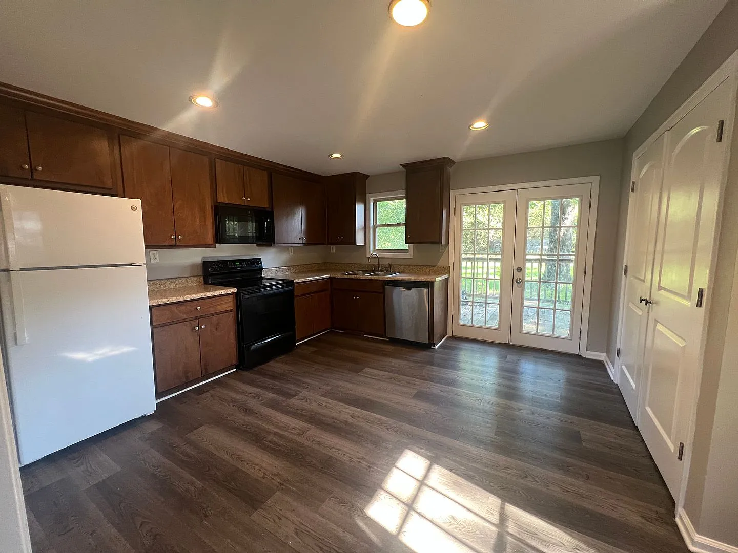 3 bedroom 1 bathroom home off Skyland Blvd — Photo 4