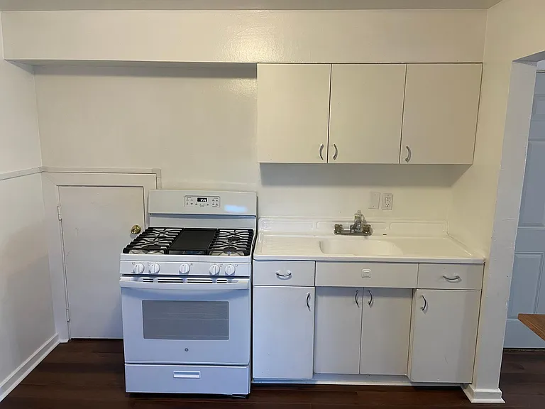 909 S College St #5 — Photo 5