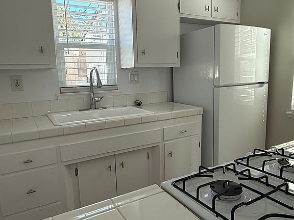 2nd image of 104 Roycroft Ave #4