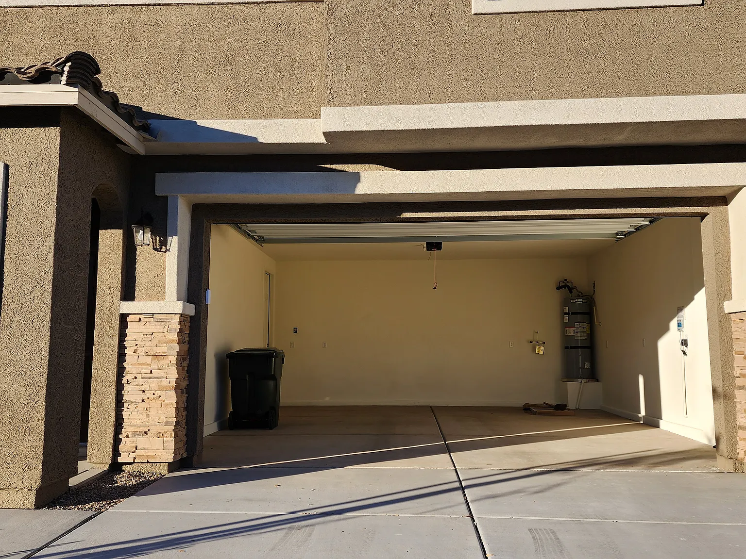 3 bed, 2.5 bath, 2380 sqft, $2,570 — Photo 2