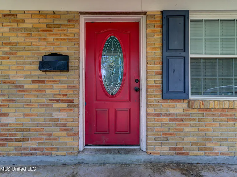 2323 Middlecoff Dr — Photo 2