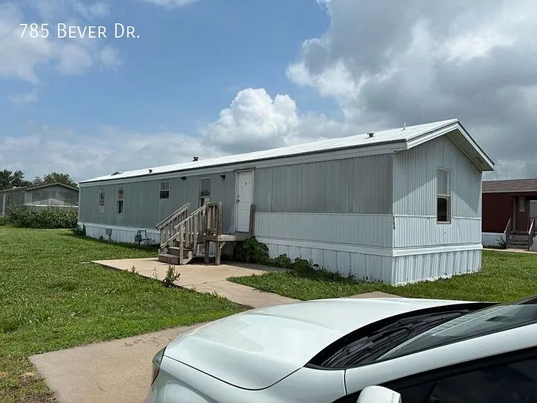 785 E Bever Dr — Photo 2