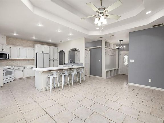 4th image of 2107 Meadow Way Dr